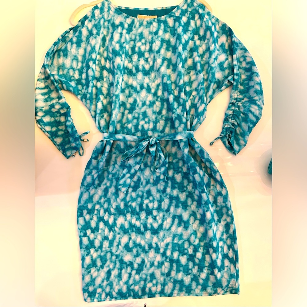 Michael Kors cold shoulder belted dress. Teal/white
